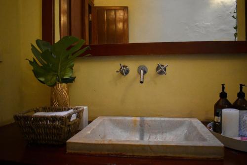 圣玛尔塔Casa Gaitana - Alma Hotels的浴室水槽和墙上的水龙头