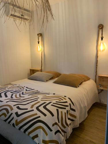 圣勒Kasamia vue mer à St Leu的一间卧室配有一张带两个枕头的床
