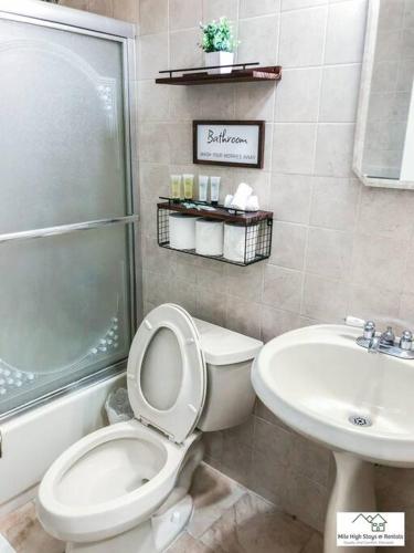 TamiamiMiami Private Family Home Apt 1的一间带卫生间和水槽的浴室