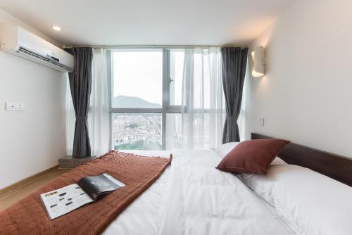 深圳WESU微宿设计公寓(深圳福田八卦岭店)的一间卧室设有一张大床和大窗户