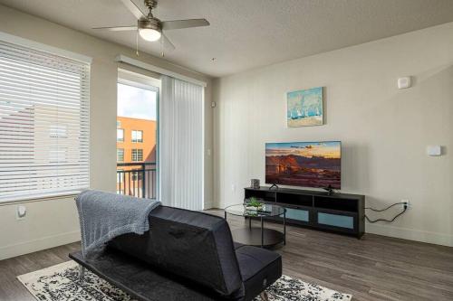 Modern 1B Downtown SLC with WFH Setup, Gym, Fast Wi-Fi, Pool的休息区