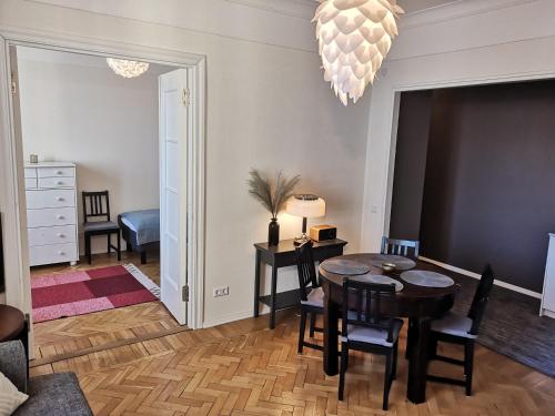塔林Gonsiori 3 Tenors Apartment的客厅配有桌椅和吊灯。