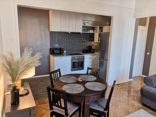 塔林Gonsiori 3 Tenors Apartment的厨房以及带桌椅的用餐室。