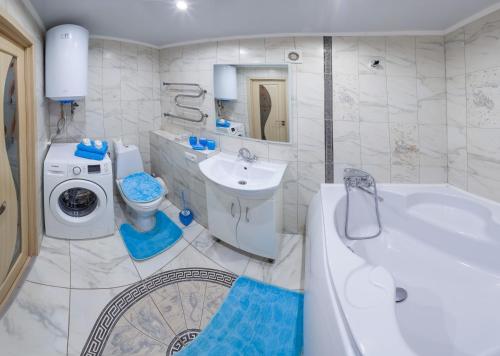 克里沃罗格Luxury apartment Sicheslavska street的带浴缸、卫生间和盥洗盆的浴室