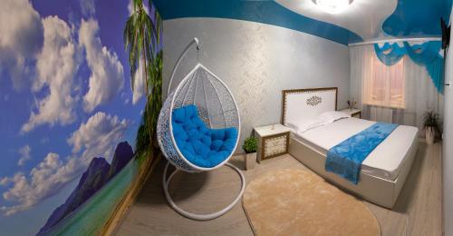 克里沃罗格Luxury apartment Sicheslavska street的一间卧室配有一张床和秋千