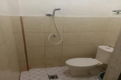 巴拉巴特OYO 92503 Penginapan & Villa Sirait的一间带卫生间和淋浴的浴室