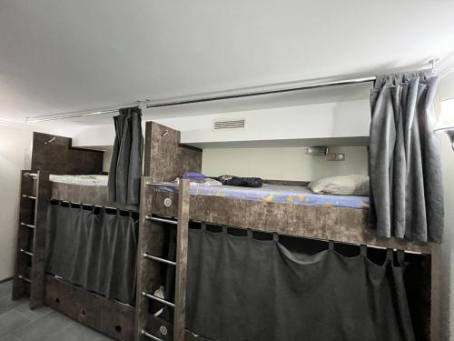 巴统Hostel VOYAGE的客房设有两张双层床和镜子