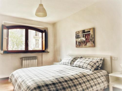 维勒塔巴雷亚Le Masserie Case Vacanza的一间卧室配有一张带铺着平底毯的床