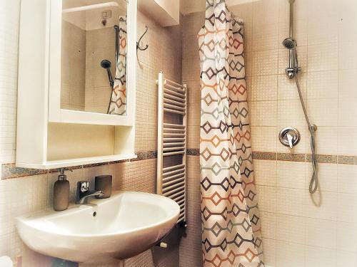 维勒塔巴雷亚Le Masserie Case Vacanza的一间带水槽和淋浴的浴室