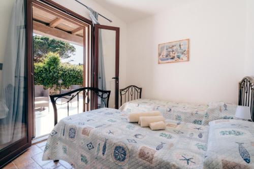 西尼斯科拉Casa Murru的一间卧室设有一张床和一个滑动玻璃门