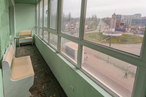 克里沃罗格Apartment Mira 35的一间位于窗户前的带长凳的等候室
