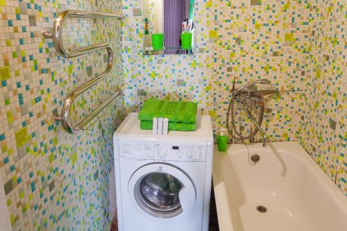 克里沃罗格Apartment Mira 35的浴室配有洗衣机和浴缸。