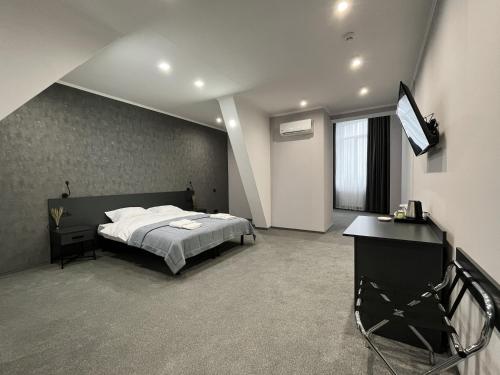 捷尔诺波尔GOLDEN RING的一间卧室配有一张床和一台电视