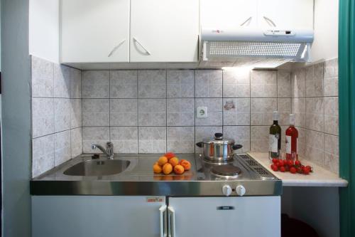 卡拉米锡Sofia Studios Kathisma的厨房配有水槽和水果台