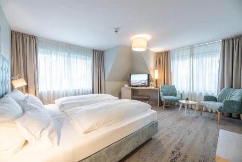 UtersumWaastwinj - 500m vom Strand的酒店客房设有两张床和电视。