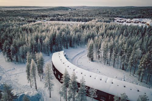 罗瓦涅米天际别墅酒店的火车穿过雪覆盖的森林