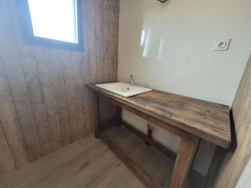 圣让-德蒙JOLIE MAISON BOIS 8 à 10 personnes的浴室配有带水槽的木制台面