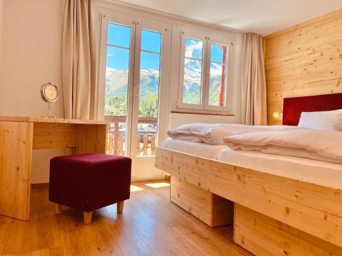 采尔马特摩羯座酒店 的一间卧室设有一张床和一个享有山景的窗户。