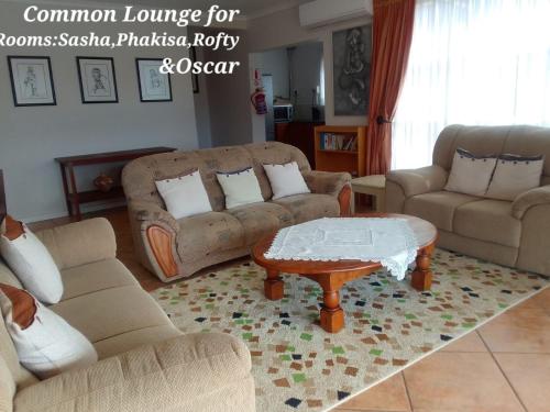 BoqateBotleng Guest House的带沙发和咖啡桌的客厅