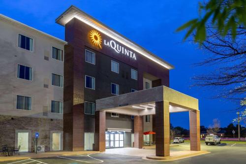 奥古斯塔La Quinta Inn & Suites by Wyndham Augusta Fort Eisenhower的前面有标志的酒店