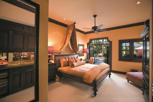 棕榈滩巴西苑酒店的一间卧室配有床、水槽和镜子