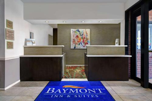 休斯顿Baymont by Wyndham Houston/Westchase的酒吧旅馆和套房大堂配有蓝色迎宾地毯
