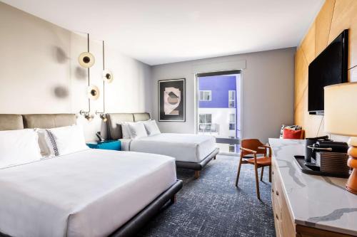 洛杉矶The Shay, a Destination by Hyatt的酒店客房配有两张床和一张书桌
