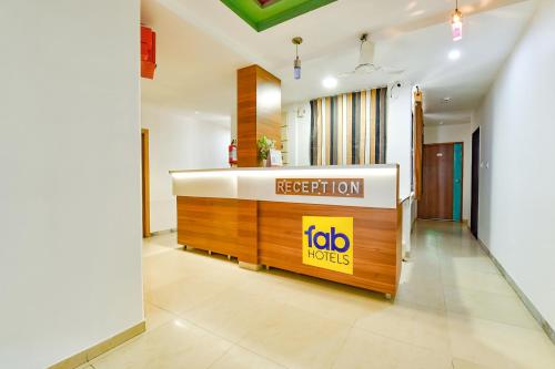 艾哈迈达巴德FabHotel Raj Ratna, Ahmedabad的酒店前台区的接待区