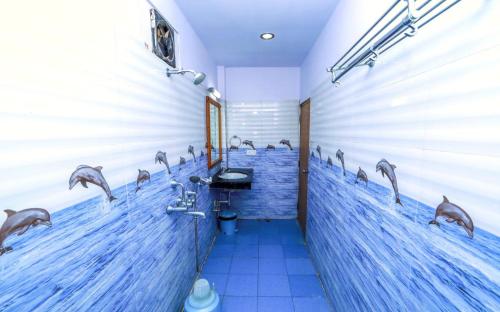 布莱尔港Pearl Park Beach Resort Private Limited的浴室墙上涂有海豚