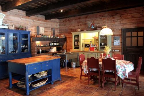 GegužinėSenosios Geguzines ukis的厨房配有蓝色橱柜和桌椅