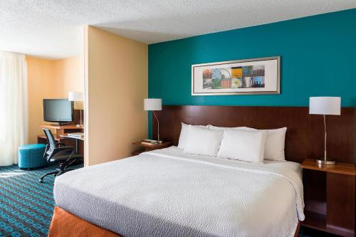 达拉斯达拉斯中央公园费尔菲尔德客栈的酒店客房,设有床铺和蓝色的墙壁