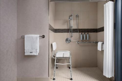 马姆莫斯湖猛犸湖威斯汀莫纳奇度假酒店的浴室内配有带白色椅子的淋浴