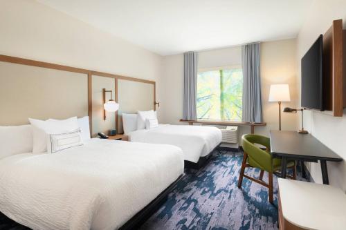 列克星敦Fairfield Inn & Suites by Marriott Lexington East/I-75的酒店客房配有两张床和一张书桌