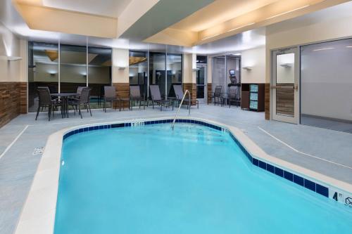 列克星敦Fairfield Inn & Suites by Marriott Lexington East/I-75的酒店游泳池设有桌椅