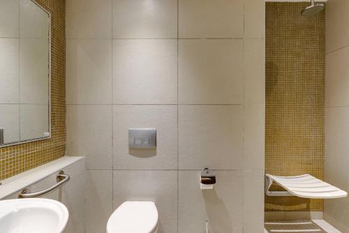 伊凯贾普罗蒂亚万豪Protea酒店的一间带水槽和卫生间的浴室