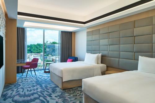 哥打京那巴鲁艾美度假酒店的酒店客房设有两张床和窗户。