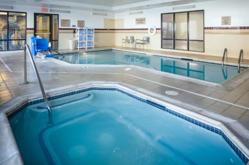 梅德福梅德福万豪春季山丘套房酒店的大楼内的一个蓝色海水游泳池