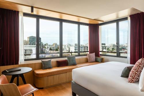 波尔多Renaissance Bordeaux Hotel的酒店客房设有一张床和一个大窗户