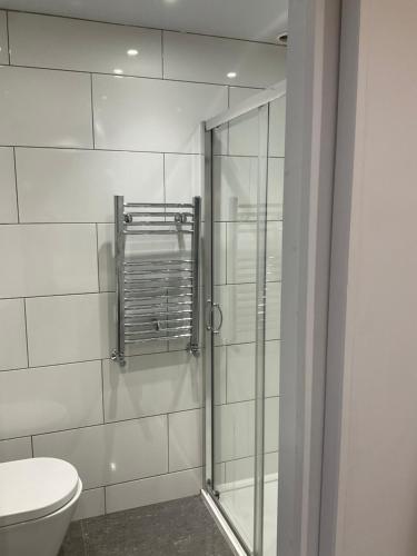 南希尔兹阿索尔宾馆的一间带卫生间和玻璃淋浴间的浴室