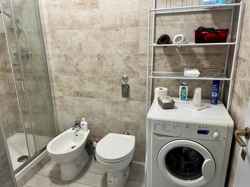 科洛尼奥蒙泽塞Einaudi Apartment的浴室配有卫生间水槽和洗衣机。