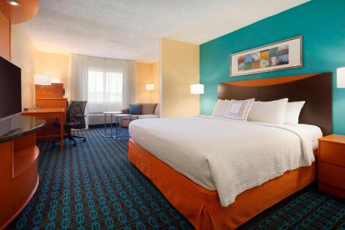 朗维尤朗维尤费尔菲尔德酒店的酒店客房设有一张大床和一张书桌。
