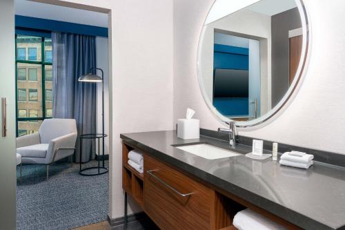 亚特兰大Courtyard by Marriott Atlanta Midtown的一间带水槽和镜子的浴室