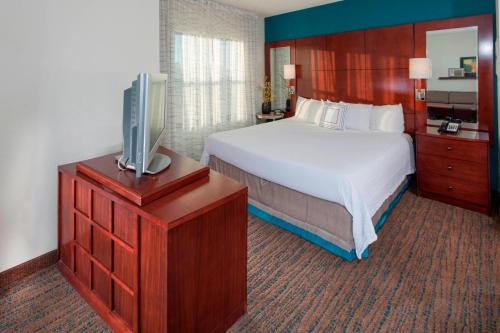 多佛尔多佛尔公寓式酒店的配有一张床和一台平面电视的酒店客房