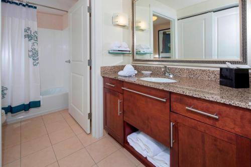 多佛尔多佛尔公寓式酒店的一间带水槽和镜子的浴室