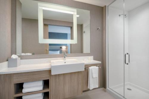 印第安纳波利斯SpringHill Suites by Marriott Indianapolis Keystone的一间带水槽和镜子的浴室