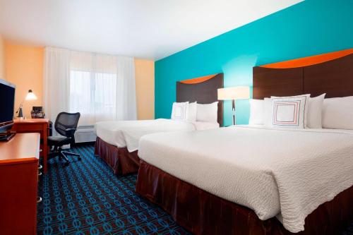 休斯顿休斯顿能源走廊/凯蒂高速公路万豪费尔菲尔德酒店的酒店客房设有两张床和电视。