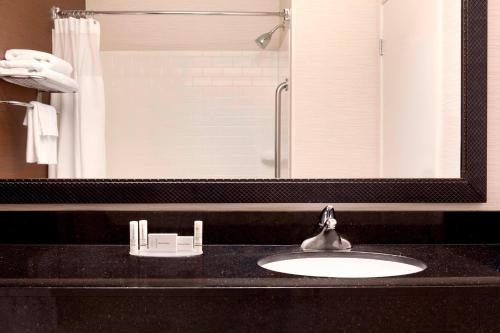 休斯顿休斯顿能源走廊/凯蒂高速公路万豪费尔菲尔德酒店的一间带水槽和大镜子的浴室