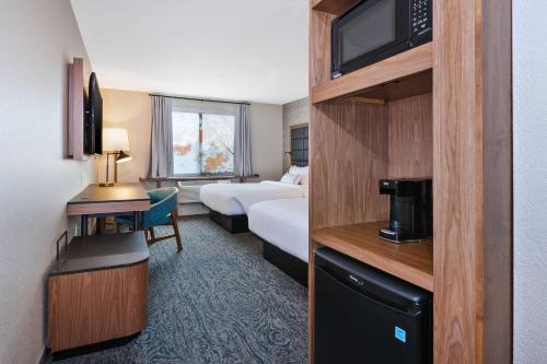 卡拉马祖Fairfield Inn & Suites by Marriott Kalamazoo的酒店客房,配有床和电视