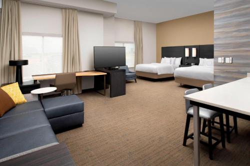 拉伯克Residence Inn by Marriott Lubbock Southwest的一间酒店客房,设有两张床和电视