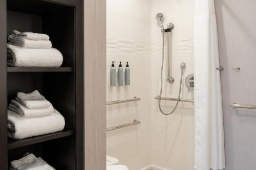 威克斯巴勒Residence Inn by Marriott Wilkes-Barre Arena的带淋浴、水槽和毛巾的浴室